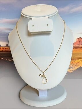 Gold Tone Michigan State Outline Pendant Necklace CC X